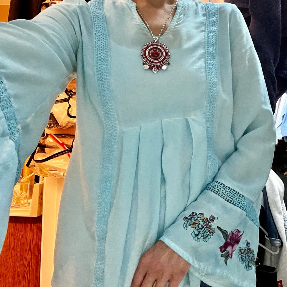 Chico’s summer breezy embroidered turquoise blouse excellent condition